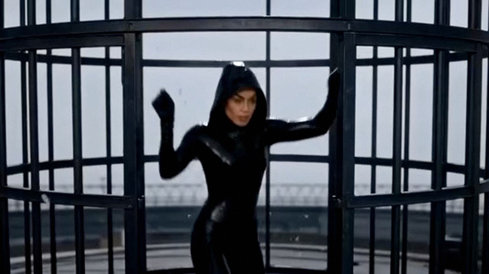 Luz Ginel in the cage